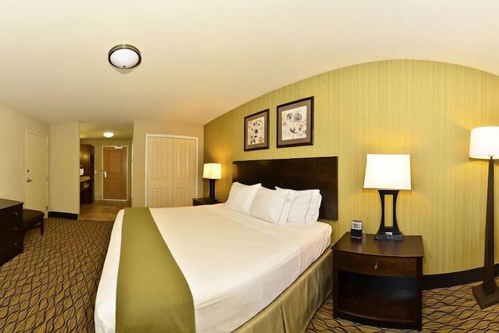 Holiday Inn Express and Suites Williston by IHG