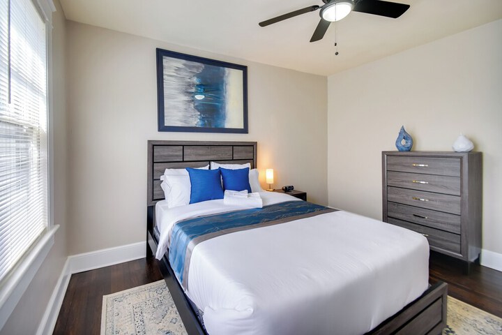 Modern Portsmouth Apartment: Walk to Norfolk Ferry
