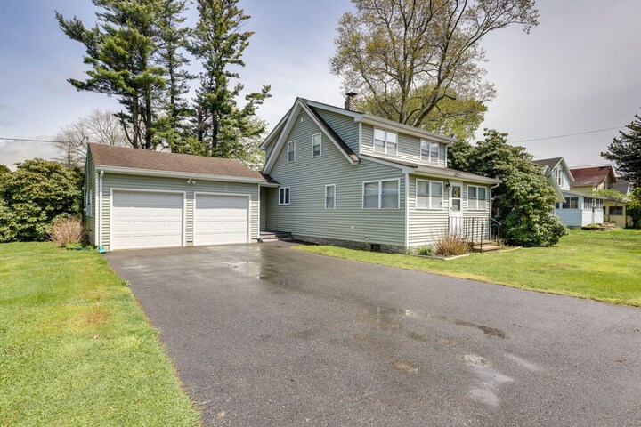 Charming Old Saybrook Home: Half-mi to Sand & Sea!