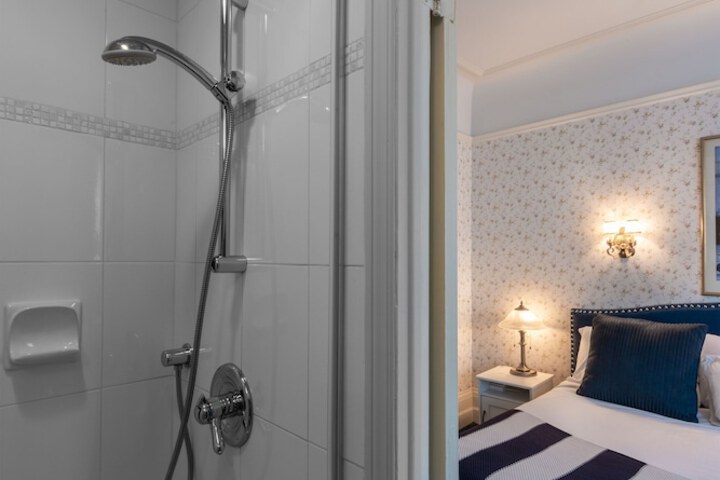 Room 32 of 91
