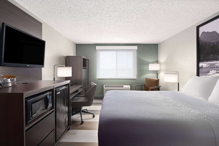Room 11 of 28