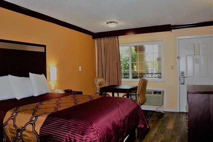 Americas Deluxe Inn