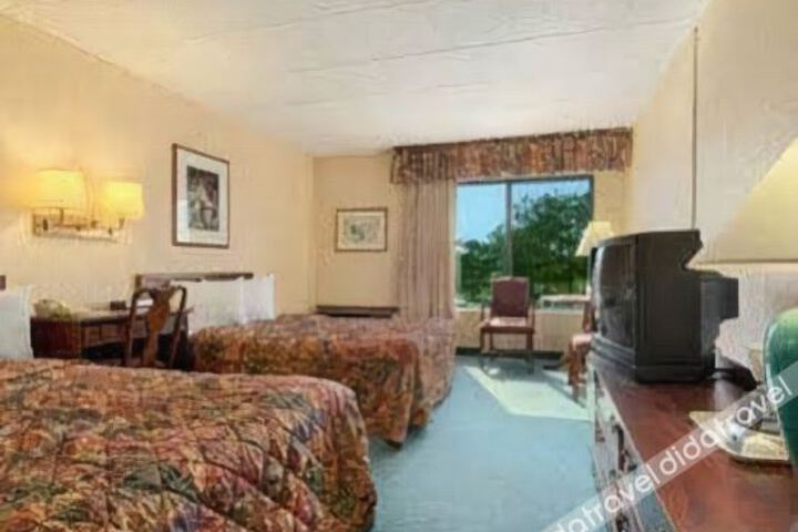 Days Inn Maplewood Hotel and Conference Center