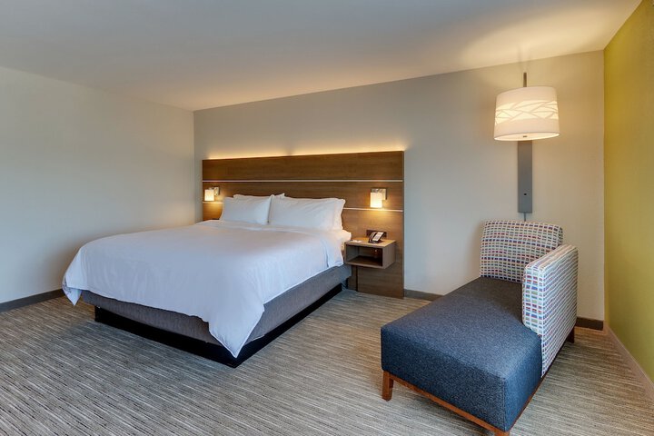 Holiday Inn Express & Suites Roanoke – Civic Center by IHG