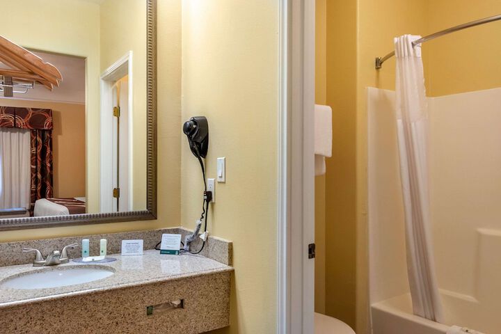 Quality Inn & Suites at the Outlets Mercedes / Weslaco