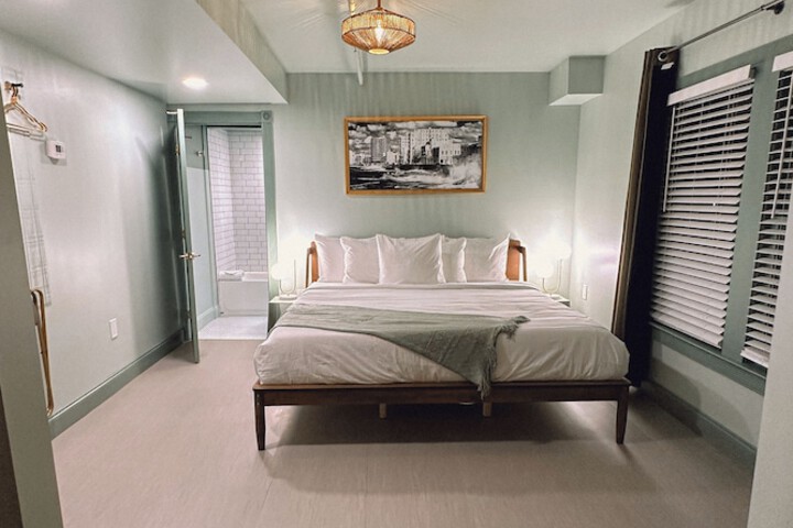 Peninsula Bed & Cocktails