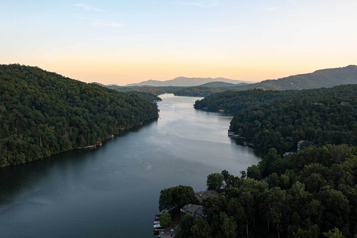 Indoor Pool & Golf Course Views: Lake Lure Condo!