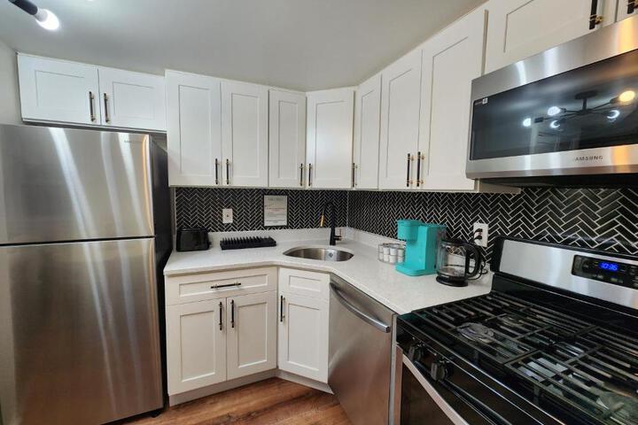 Chic Spacious Apt Near Attractions / Food/EWR/NYC
