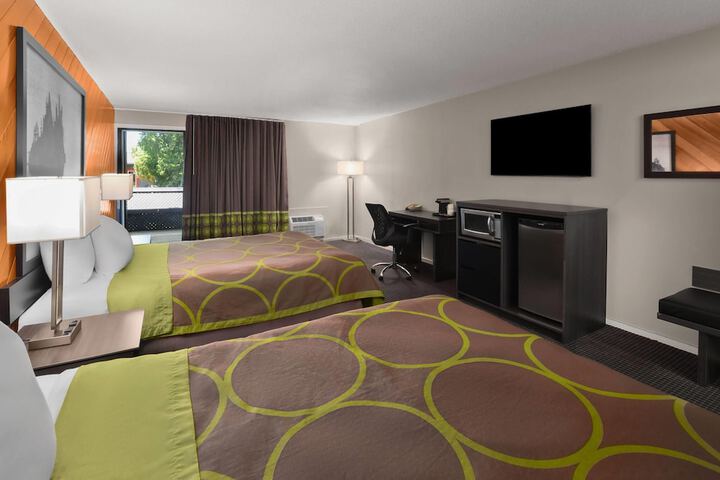 Super 8 by Wyndham Gananoque / Country Squire Resort