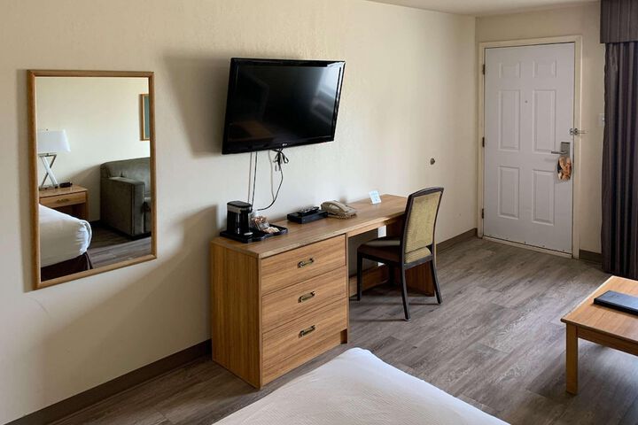 Room 6 of 16