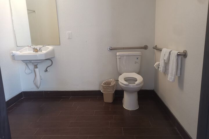 Room 8 of 16