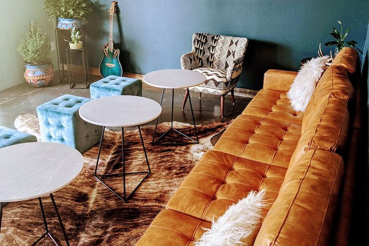 Lounge 35 of 47
