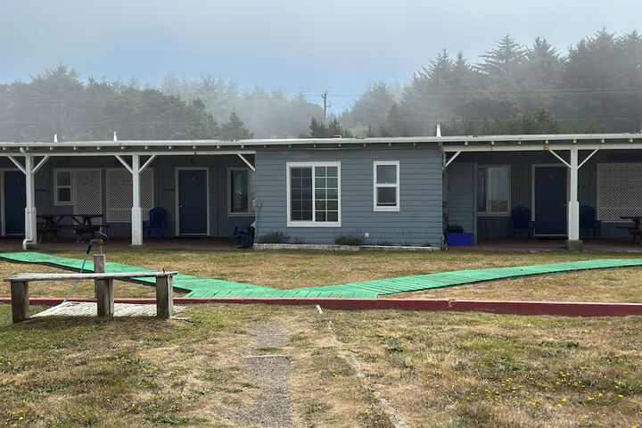 Tillicum Beach Motel (Deanes Oceanfront Lodge)