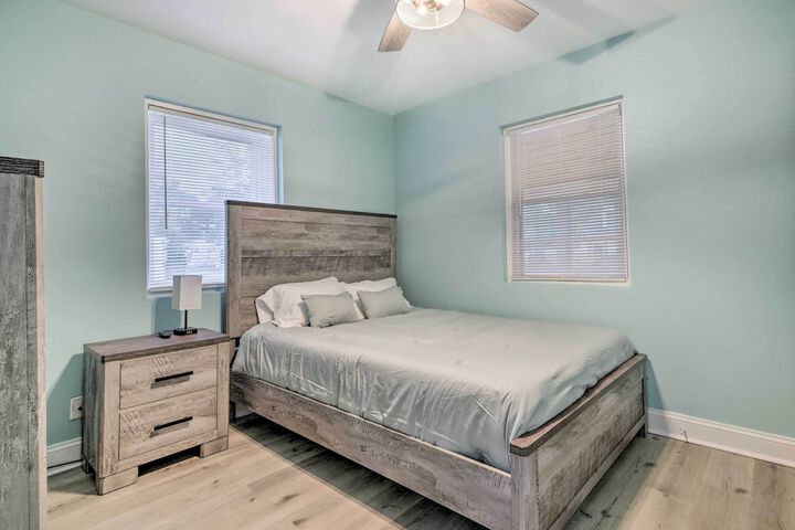 Updated North Beach Cottage: Pet Friendly!