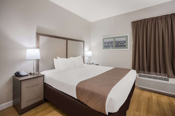 Room 21 of 34