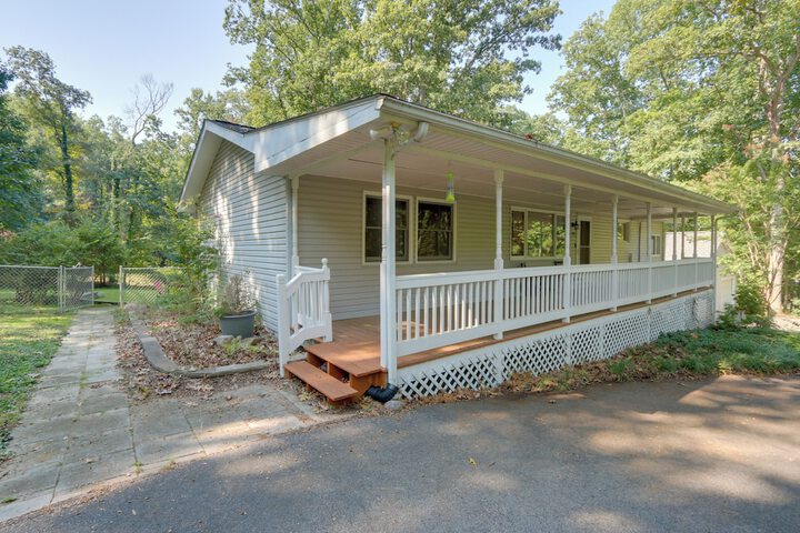 Harpers Ferry Cabin - Walk to Private Lake!