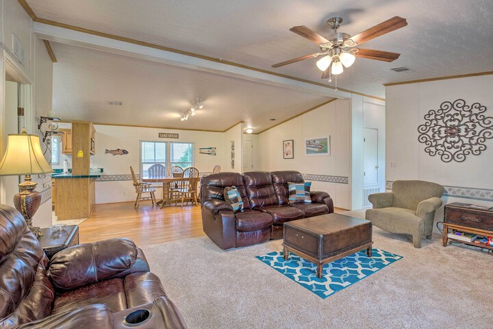 Cedar Creek Lake Access: Retreat w / Deck