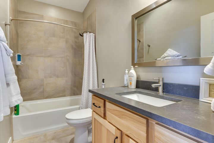 Convenient Fraser Townhome w / Hot Tub Near Hikes!