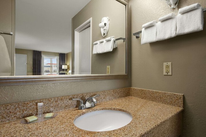 Super 8 by Wyndham Tupelo Airport