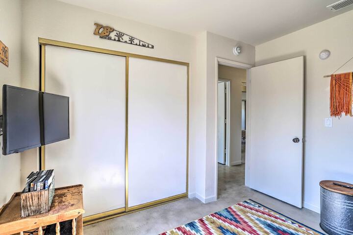 Indie-eclectic Desert Home w / Hot Tub + Patio