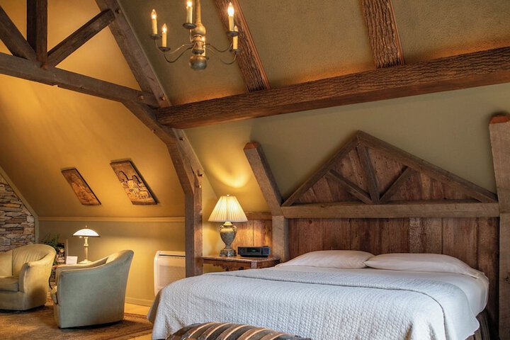 Twin Pine Manor Bed & Breakfast