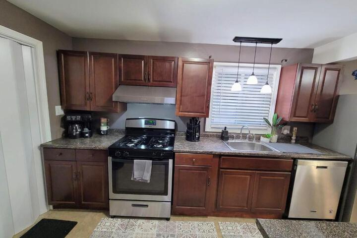 Nice house with private parking king bed fenced yard