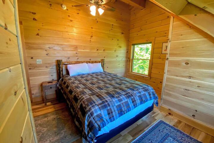 UV Log home with direct Cannon Mountain views Minutes to attractions Fireplace Pool Table AC