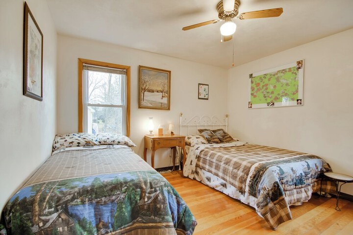 Twin Lakes Home - Walk to Lake Elizabeth!