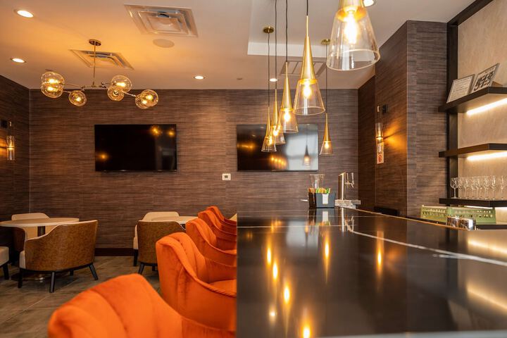 Lounge 65 of 69