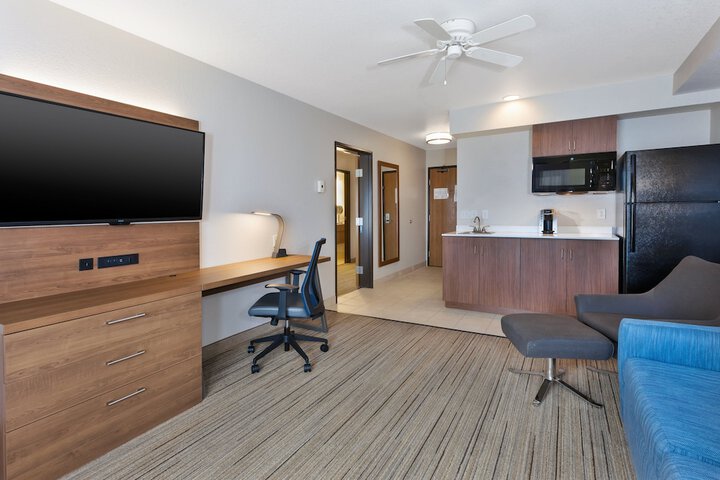 Holiday Inn Express & Suites Petoskey by IHG