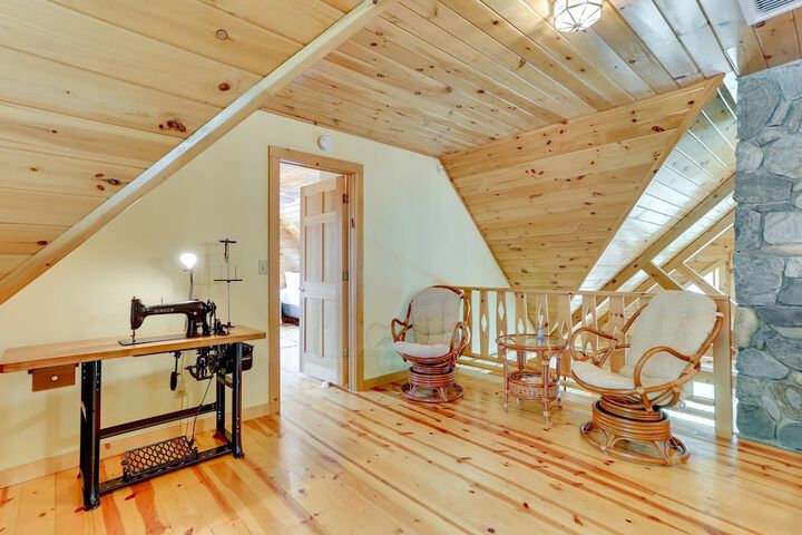 Pocono Dog-Friendly Home on River