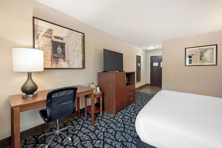 Room 10 of 28