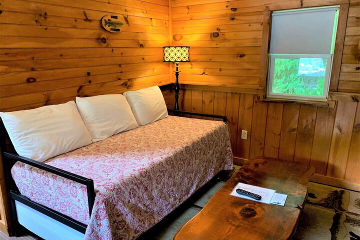 Pine Crest Motel & Cabins