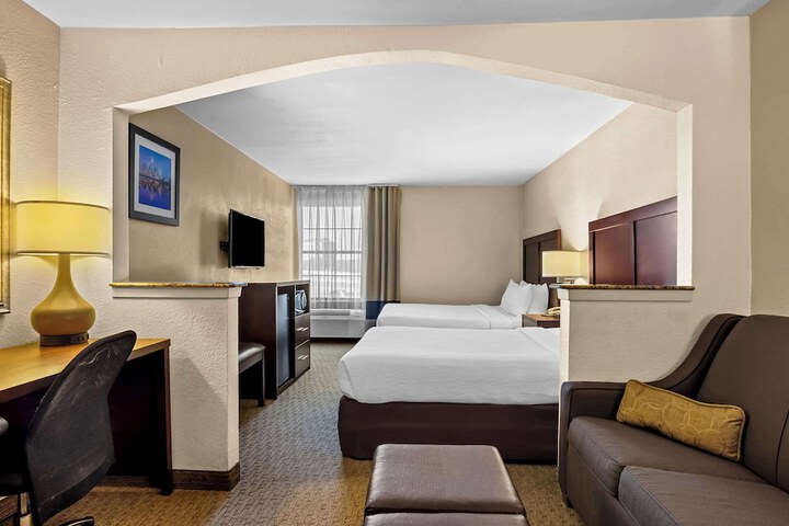 Room 32 of 43