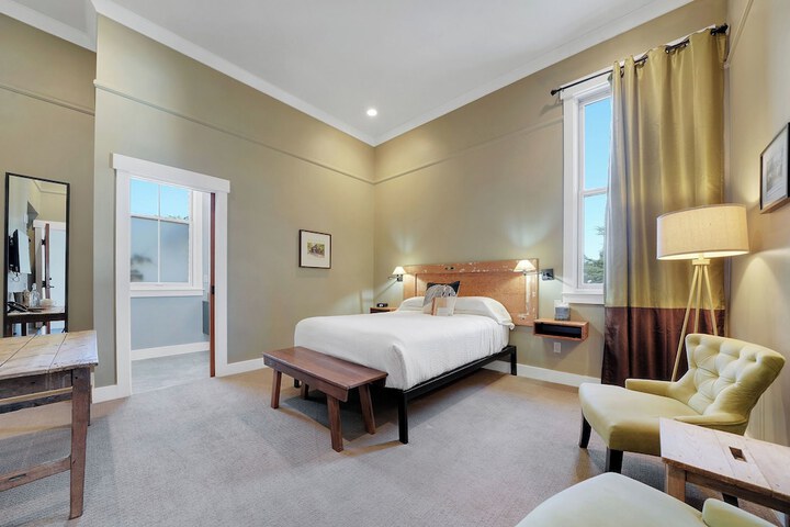 Room 15 of 32