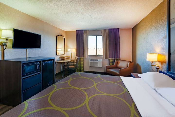 Super 8 by Wyndham Roseville / Detroit Area