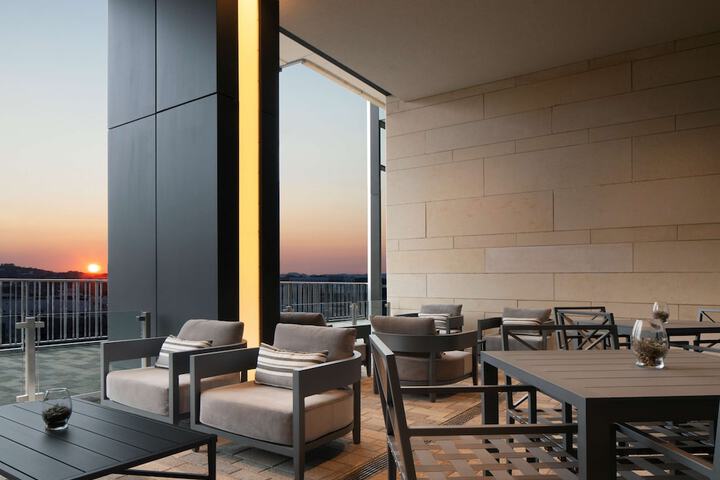 Lounge 103 of 130