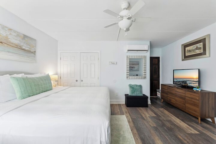 Daytona Inn & Suites