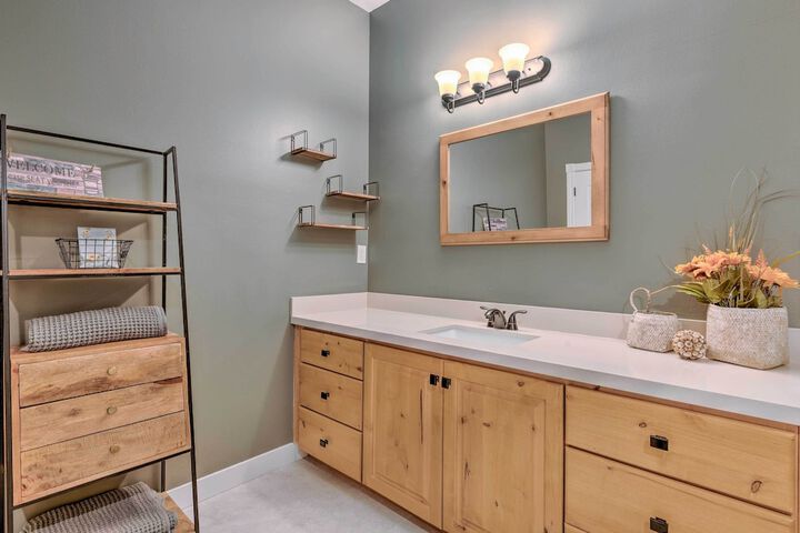 Large Cozy Midway Studio w / Mountain Views!