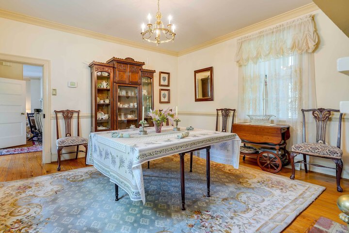 Terre Haute Manor Farmhouse w / Gardens & Deck!