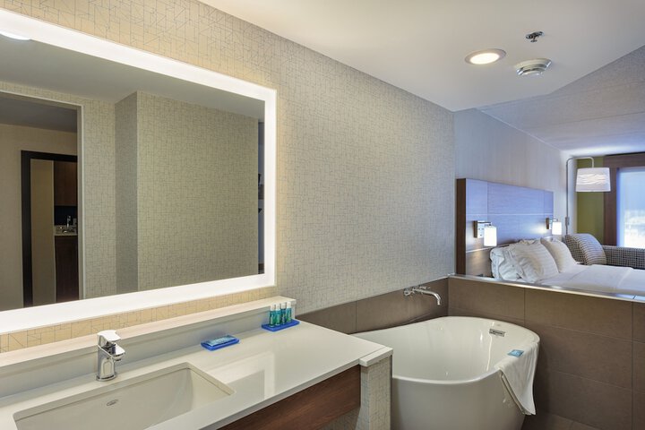 Holiday Inn Express & Suites Belleville by IHG