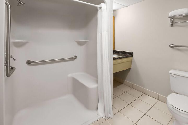 Super 8 by Wyndham Gananoque / Country Squire Resort