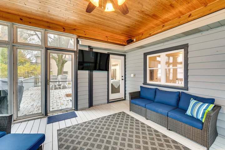 Lakefront Edgerton Cottage w / Deck & Grill!
