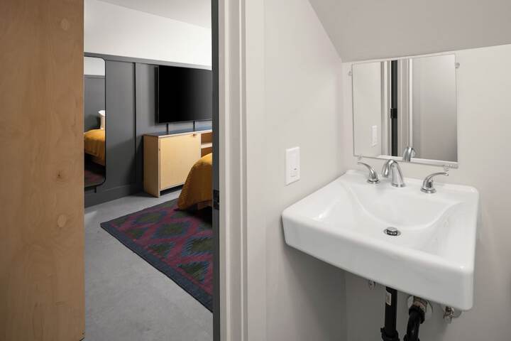 Room 84 of 119