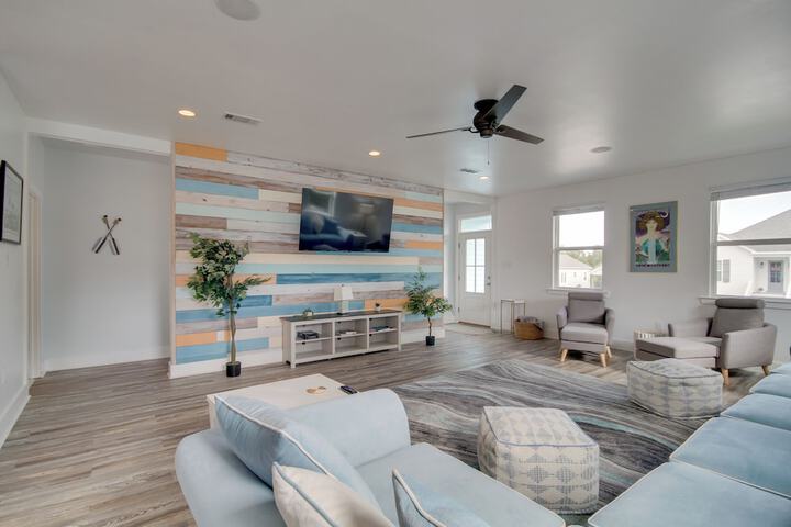 Sunny Waveland Home Rental w / Pool: Walk to Beach!