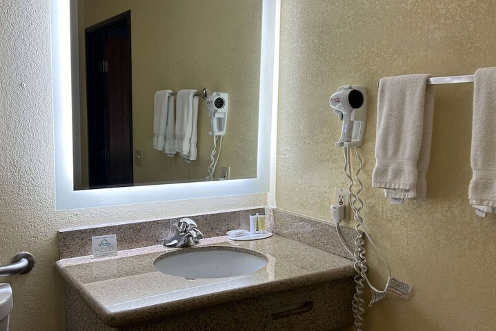 Days Inn by Wyndham Holbrook