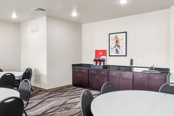Cobblestone Hotel & Suites – Pulaski / Green Bay