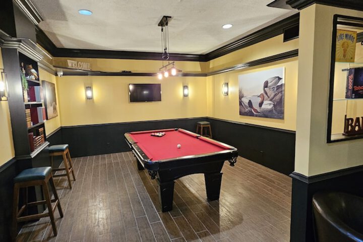 Lounge 27 of 28