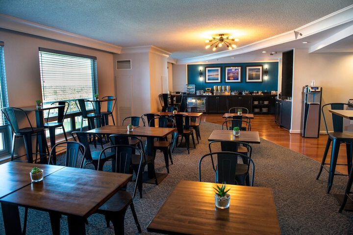 Lounge 44 of 58