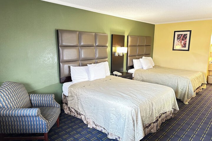Rodeway Inn & Suites Plymouth Hwy 64